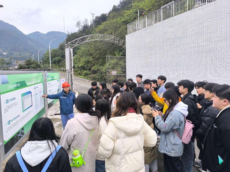 課堂走出教室、專業對接一線。