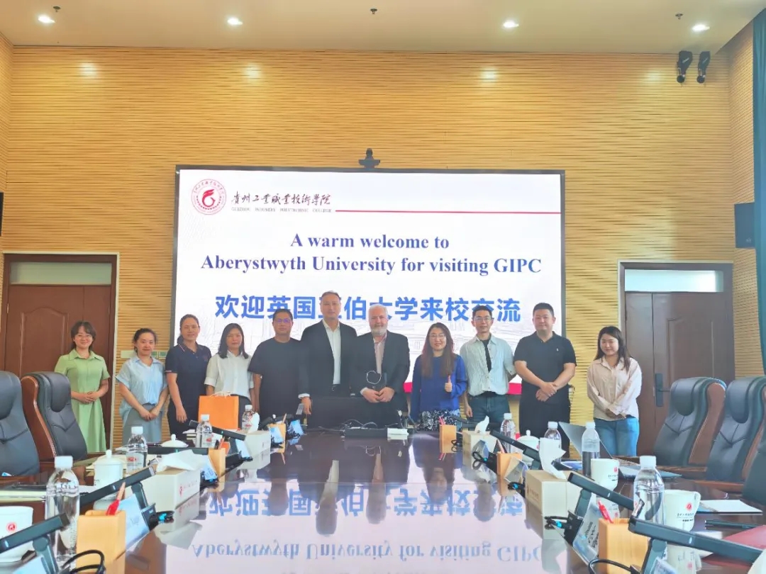 參會人員合影。