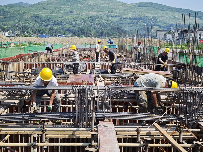 在貴州婁山關(guān)經(jīng)開區(qū)，總投資2億元的4500噸鈦制品金屬加工項(xiàng)目正加緊建設(shè)。王琨榮攝