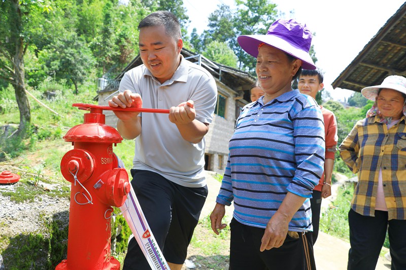 劍河縣岑松鎮塘腳村村支書歐陽廣根正在教授村民使用消防設施。楊潔茹攝