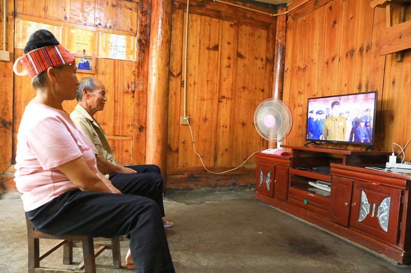 劍河縣革東鎮屯州村村民張德順和妻子在家中開著電風扇看電視。楊潔茹攝