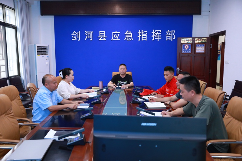多部門在劍河縣應(yīng)急指揮部認(rèn)真會商研判天氣形勢。鐘成炫攝