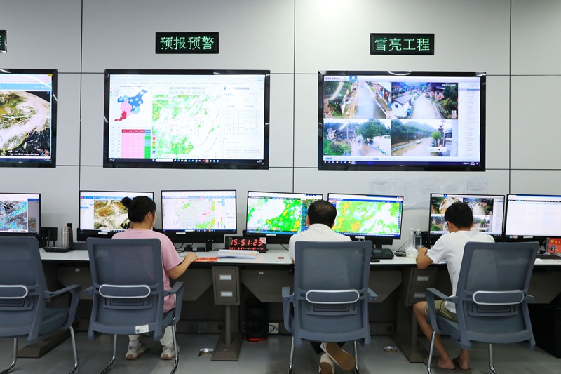 劍河縣氣象局工作人員正在監(jiān)測當(dāng)前天氣。鐘成炫攝