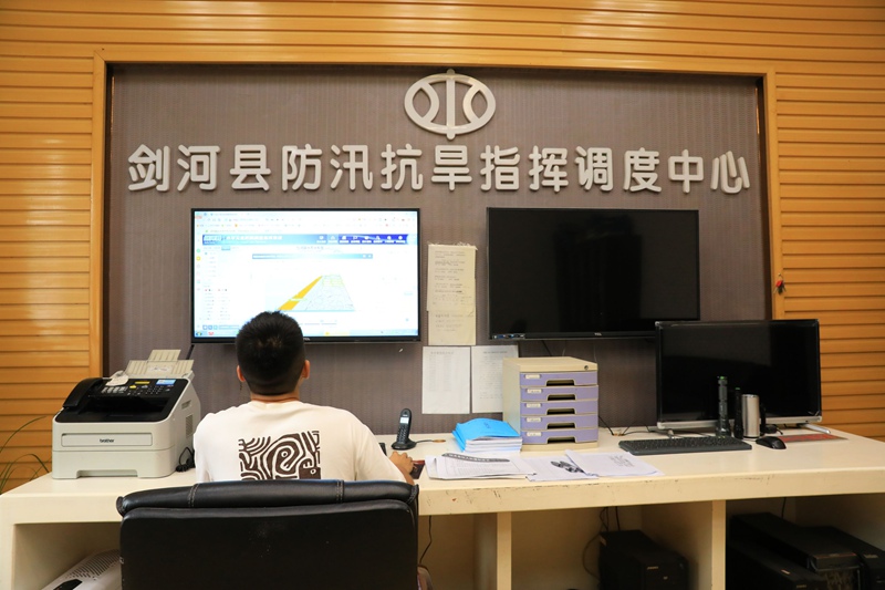 劍河縣防汛抗旱指揮調(diào)度中心工作人員查看全縣水域情況。鐘成炫攝