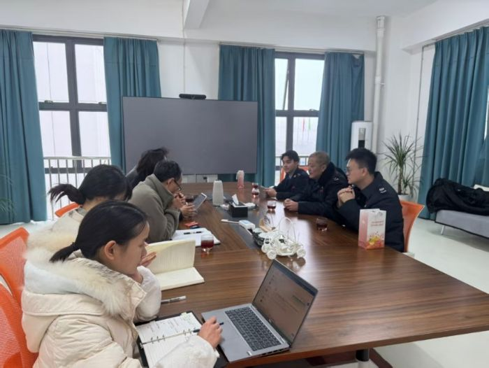 高新區稅務局骨干與企業進行座談。張冰倩攝