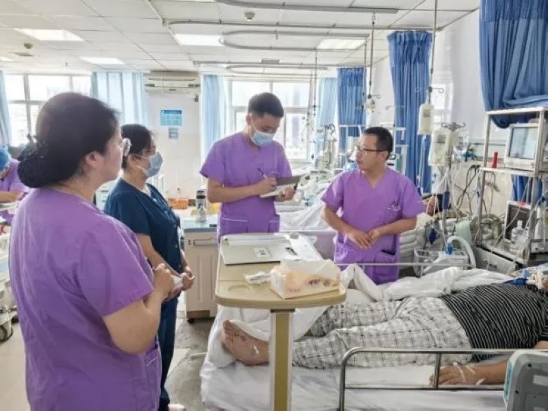 重癥醫學科團隊全天候對患者進行治療。