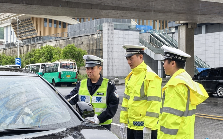 李方波與同事在執勤.jpg