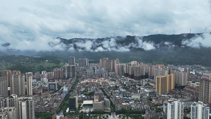 鑲嵌在龍里縣城周邊云海仙女“飄帶”。
