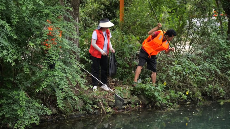 河道垃圾清理專項行動現場。