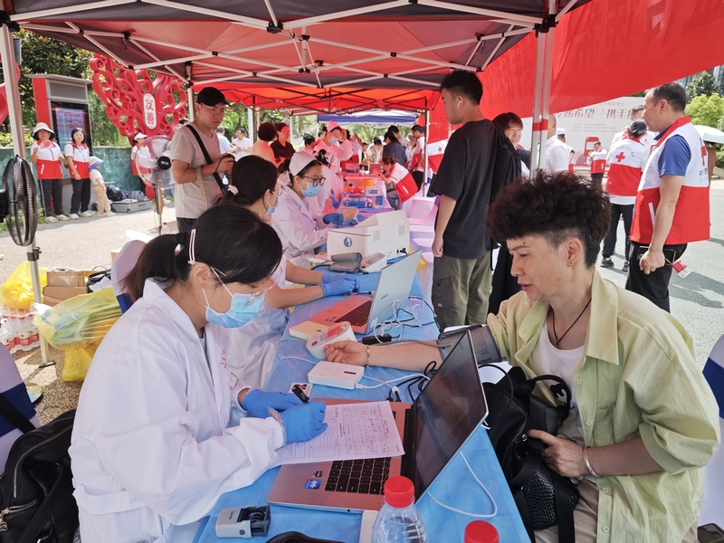 市民正在獻(xiàn)血。