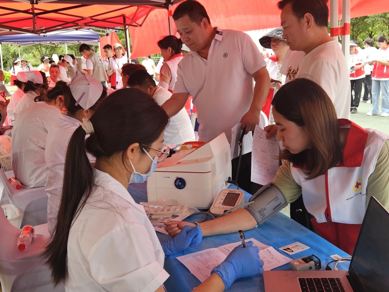 市民正在獻血。