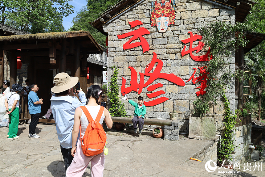 游客打卡拍照。人民網 李麗萍攝.jpg