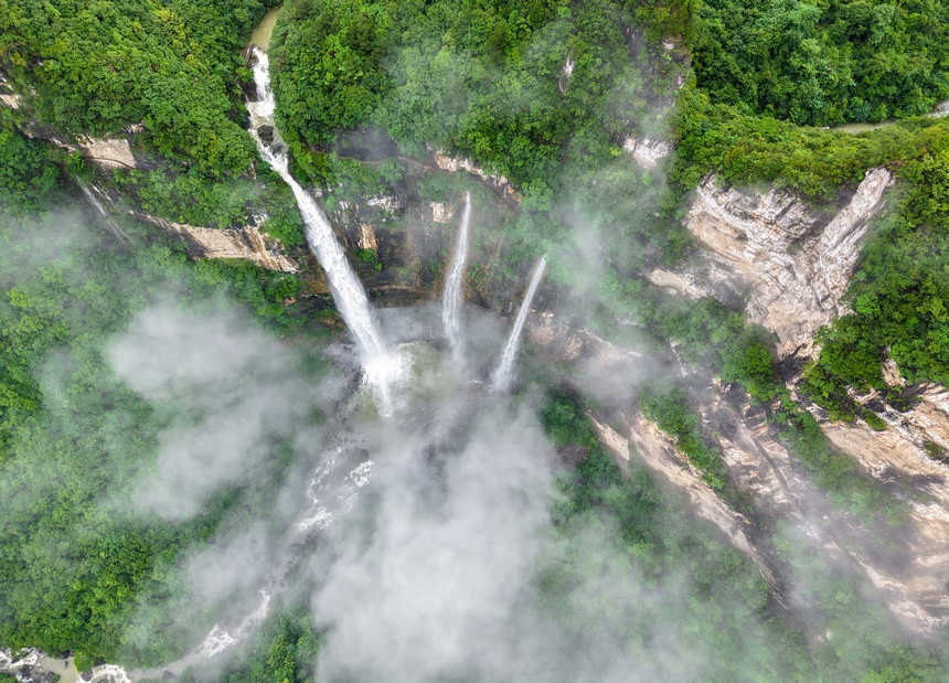 2025年6月22日拍攝的貴州省黔東南苗族侗族自治州施秉縣甘溪鄉江凱村江凱河瀑布。