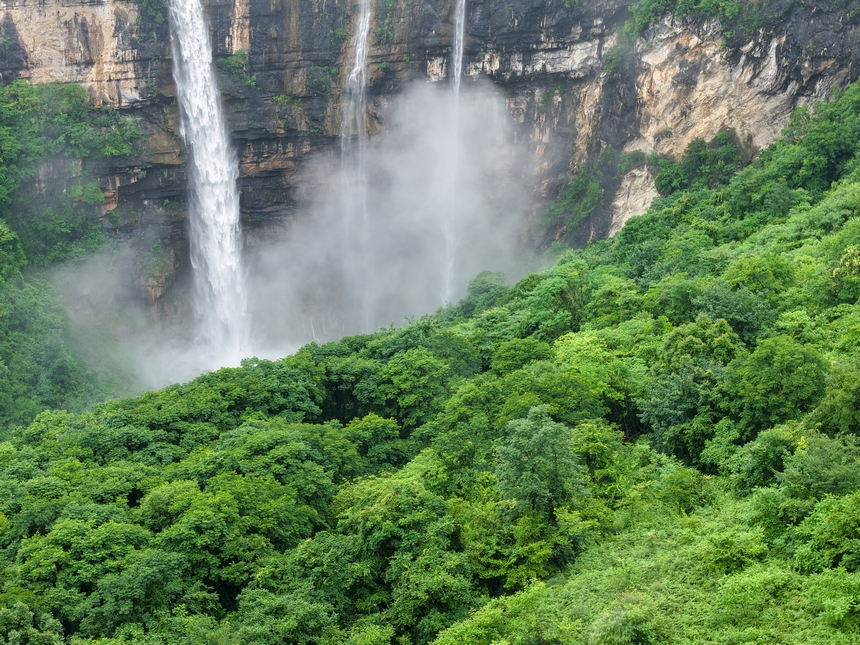 2025年6月22日拍攝的貴州省黔東南苗族侗族自治州施秉縣甘溪鄉江凱村江凱河瀑布。