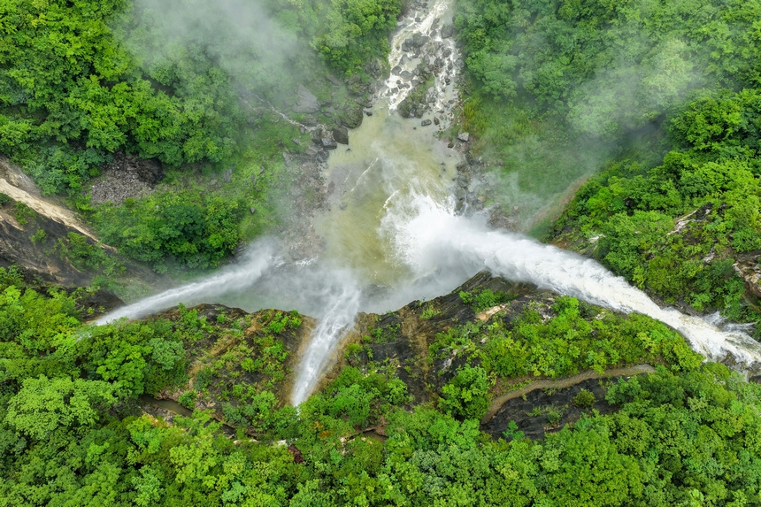 2025年6月22日拍攝的貴州省黔東南苗族侗族自治州施秉縣甘溪鄉江凱村江凱河瀑布。
