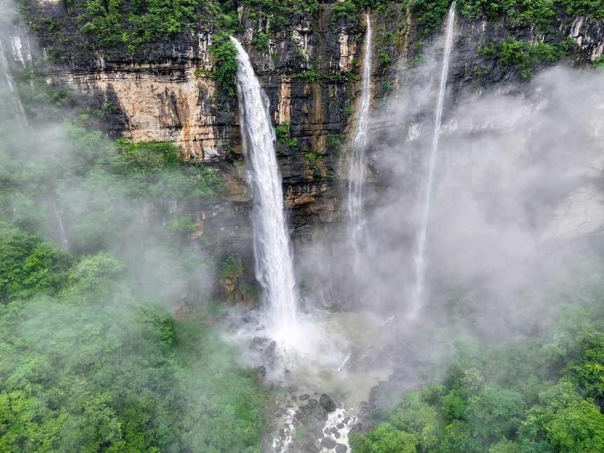 2025年6月22日拍攝的貴州省黔東南苗族侗族自治州施秉縣甘溪鄉江凱村江凱河瀑布。