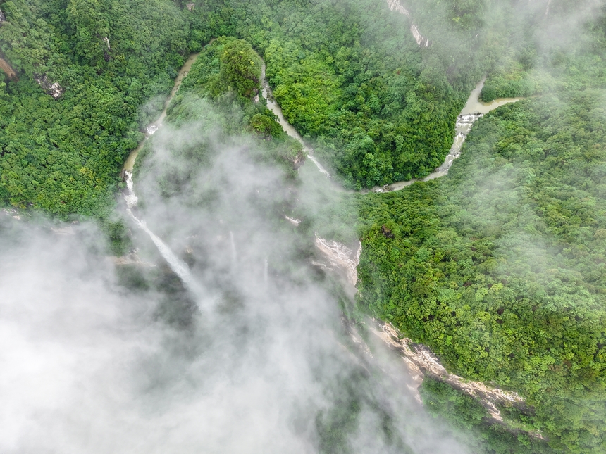 2025年6月22日拍攝的貴州省黔東南苗族侗族自治州施秉縣甘溪鄉江凱村江凱河瀑布。