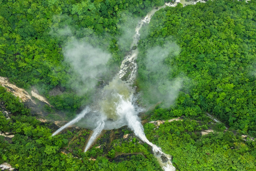 2025年6月22日拍攝的貴州省黔東南苗族侗族自治州施秉縣甘溪鄉江凱村江凱河瀑布。