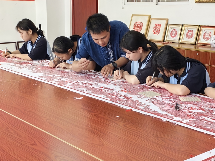 指導學生刻作品（何敏攝）.jpg