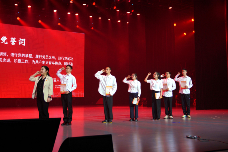 貴州大學書記校長同上一堂思政課暨畢業黨課側記。