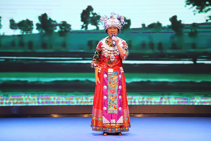 讀者在現場深情朗誦。