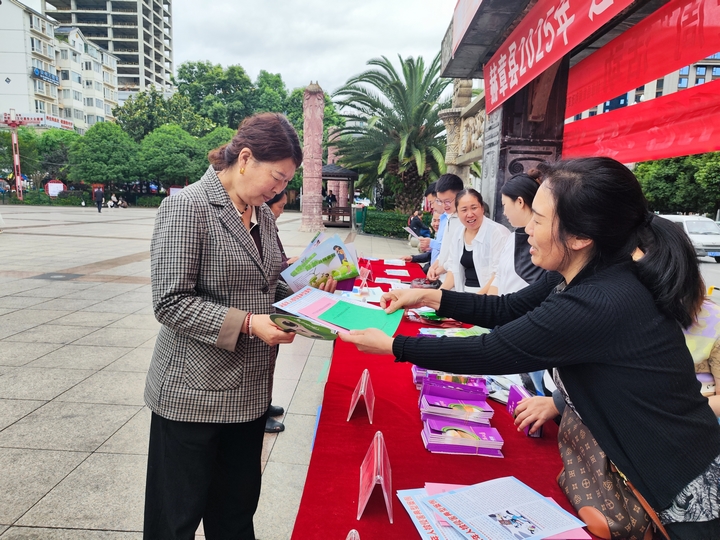 赫章縣多部門聯合開展全國節能宣傳周和全國低碳日宣傳活動。羅靜漪攝.jpg