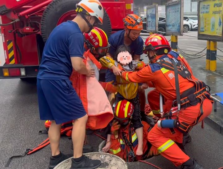 消防員救出被困者。劍河縣消防救援大隊(duì)供圖