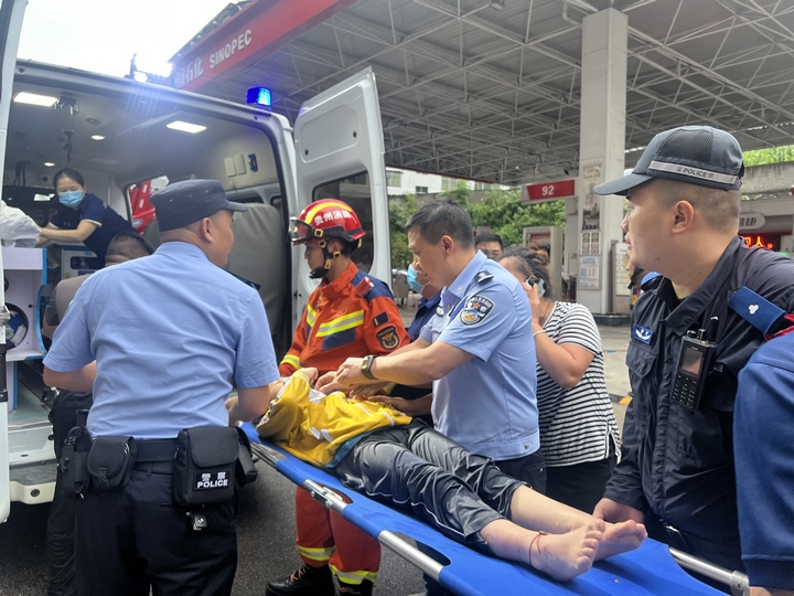 成功救出被困者并送上救護(hù)車。劍河縣消防救援大隊(duì)供圖