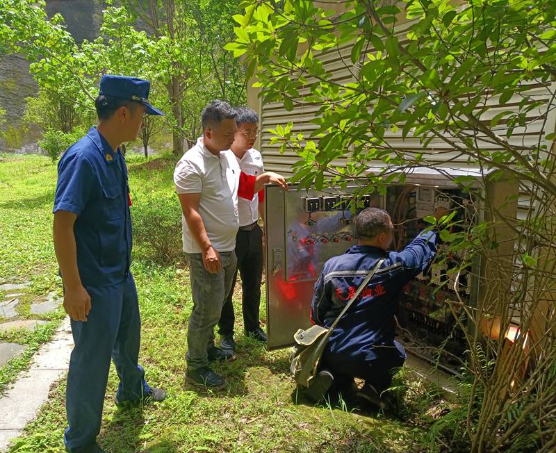 青年突擊隊搶修電路故障。