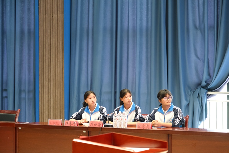 學(xué)生們正仔細看題目。