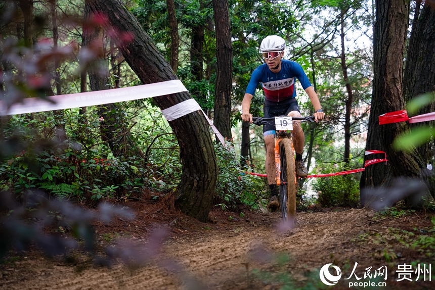 2025年貴州省高校山地自行車錦標賽現(xiàn)場。人民網記者 涂敏攝