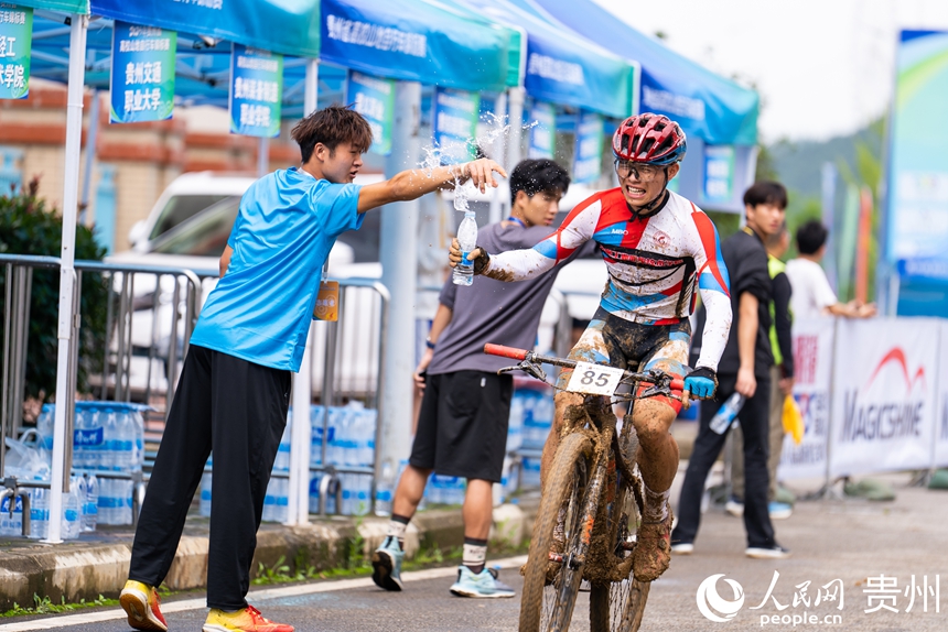 2025年貴州省高校山地自行車錦標(biāo)賽現(xiàn)場(chǎng)。人民網(wǎng)記者 涂敏攝