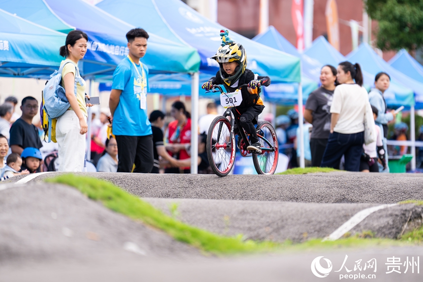 2025年貴州省高校山地自行車錦標賽現(xiàn)場。人民網(wǎng)記者 涂敏攝