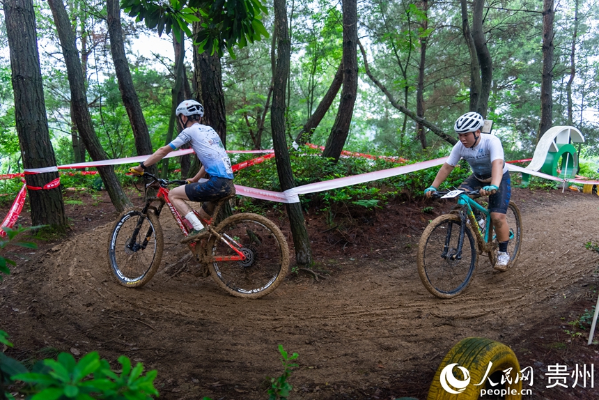 2025年貴州省高校山地自行車錦標賽現場。人民網記者 涂敏攝