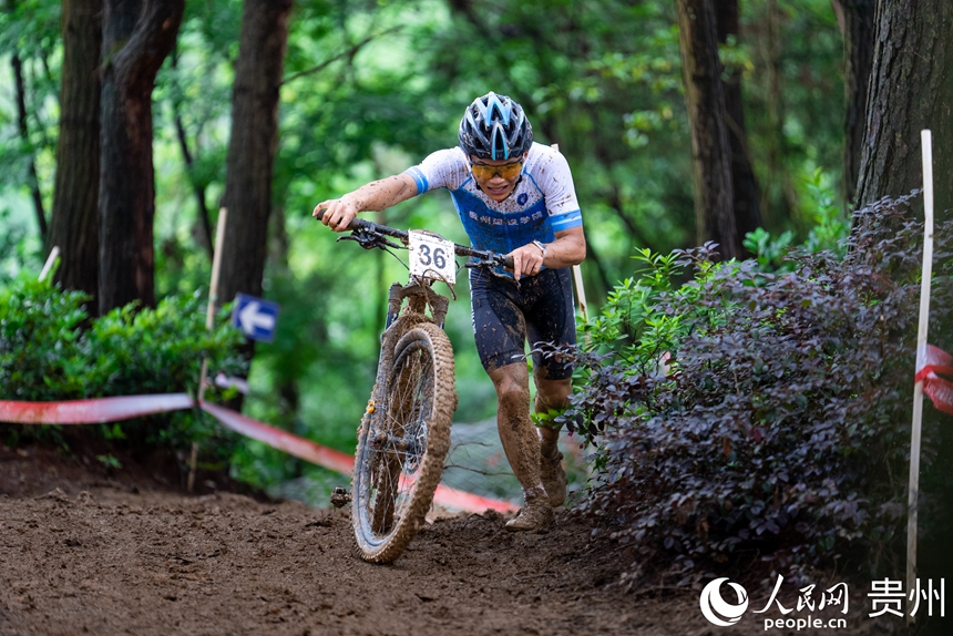 2025年貴州省高校山地自行車錦標賽現場。人民網記者 涂敏攝