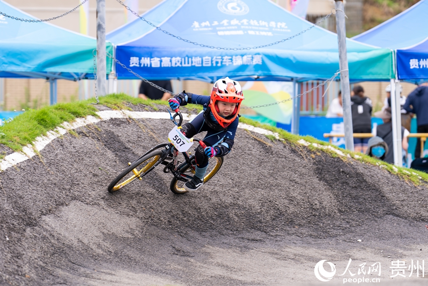 2025年貴州省高校山地自行車錦標賽現場。人民網記者 涂敏攝
