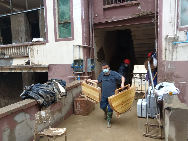 從江縣局黨委書記、局長石明信應(yīng)退休干部求助幫助轉(zhuǎn)運(yùn)物資及時(shí)撤離。