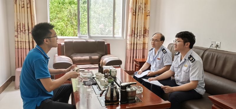 從江縣局團(tuán)支部書記張定興與同事一道趕往受災(zāi)企業(yè)做涉稅報(bào)損輔導(dǎo)。