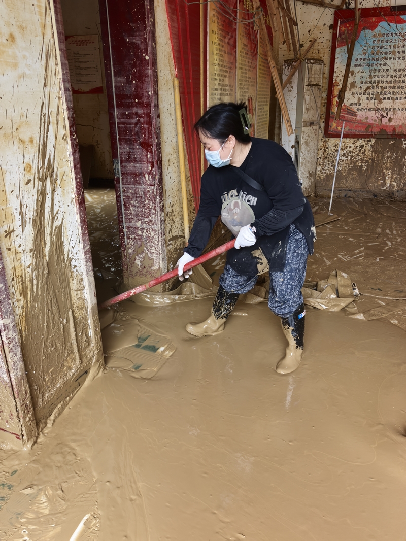 陸凱連同志提前結(jié)束產(chǎn)假，迅速投入縣局災(zāi)后清淤工作。