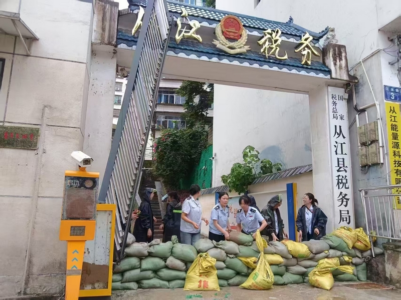 從江縣局“娘子軍”用沙袋筑起防洪堤壩，抵御第二次洪峰來襲。