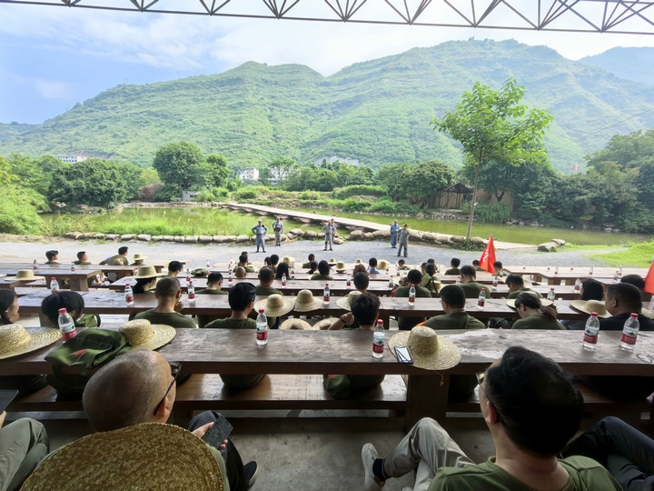 隊員們在四渡赤水實景體驗園觀看演出。習水縣融媒體中心供圖.jpg