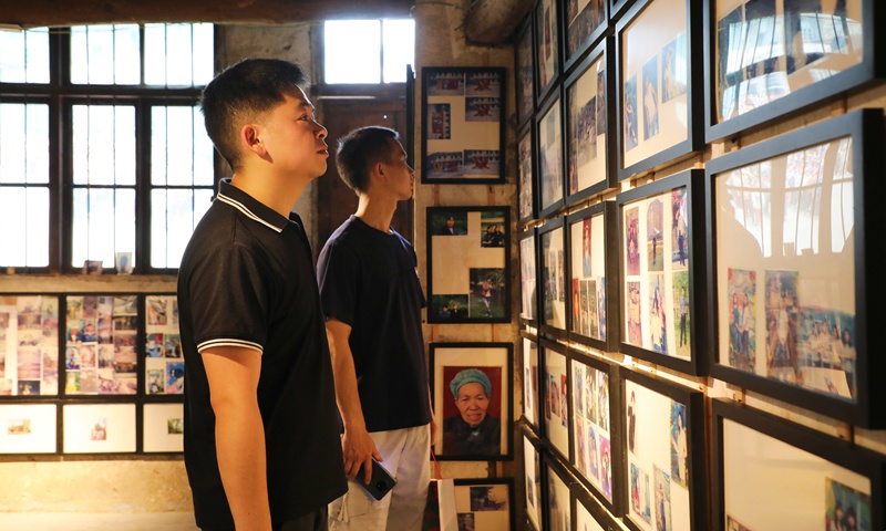 觀看老相片。陳桂良攝