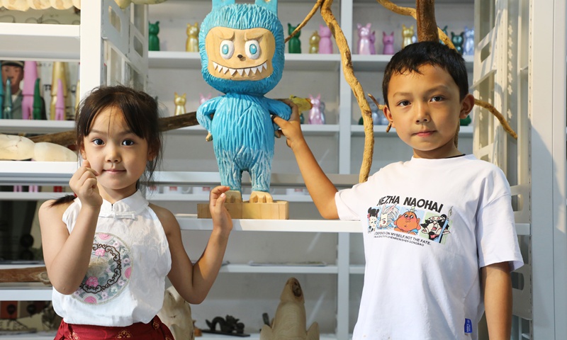 游客們拍照留念。陳桂良攝