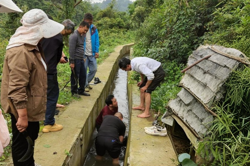 息烽縣永靖鎮(zhèn)河豐村黨群合力疏通農業(yè)灌溉溝渠。