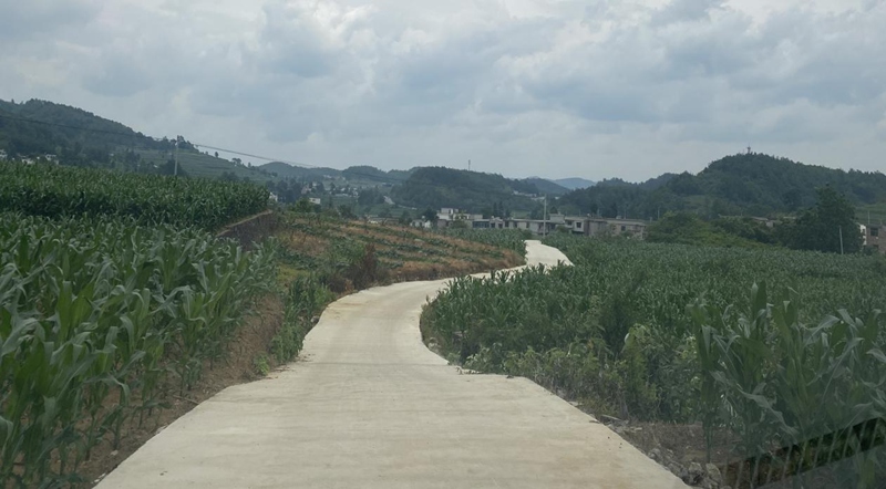 修繕完后的息烽縣石硐鎮(zhèn)何家洞村壩子邊組通組公路。