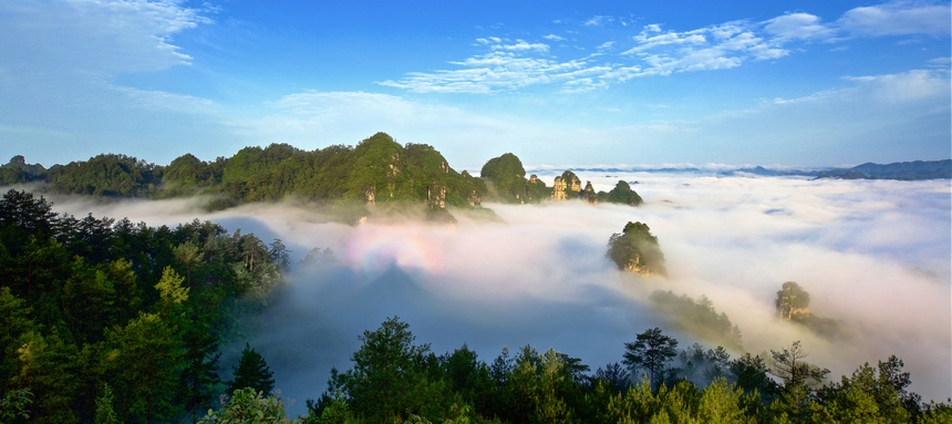 佛光映云臺。 磨桂賓攝