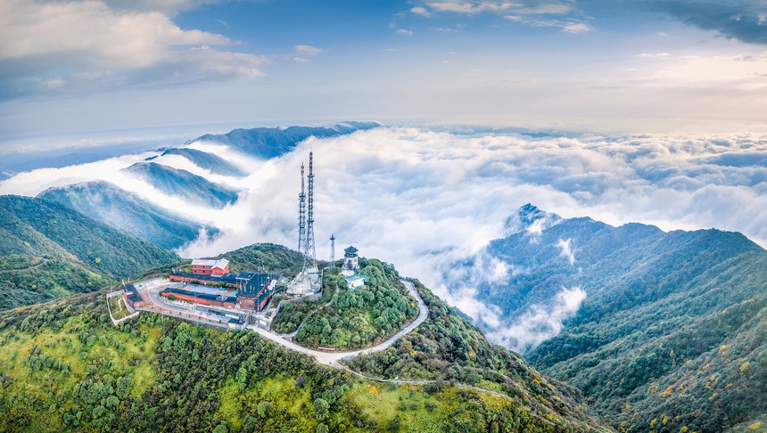 巍巍雷公山。楊通富攝