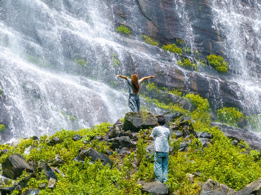 6月29日，游客在貴州省畢節市納雍縣吊水巖瀑布游玩打卡。
