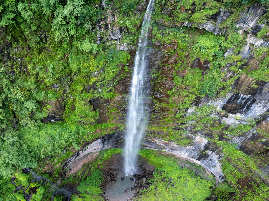 6月29日,游客在貴州省畢節市納雍縣吊水巖瀑布游玩打卡。