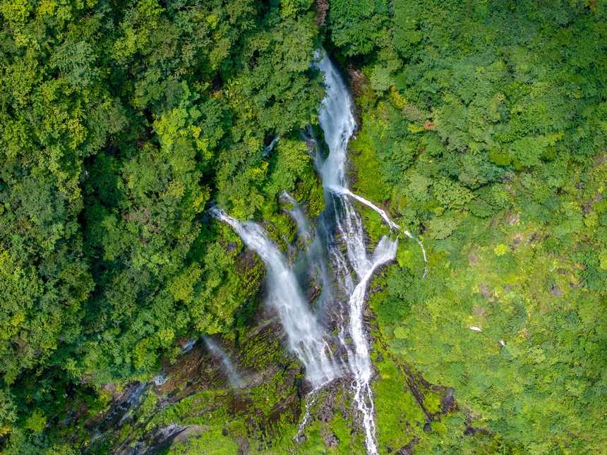 6月29日,游客在貴州省畢節市納雍縣吊水巖瀑布游玩打卡。